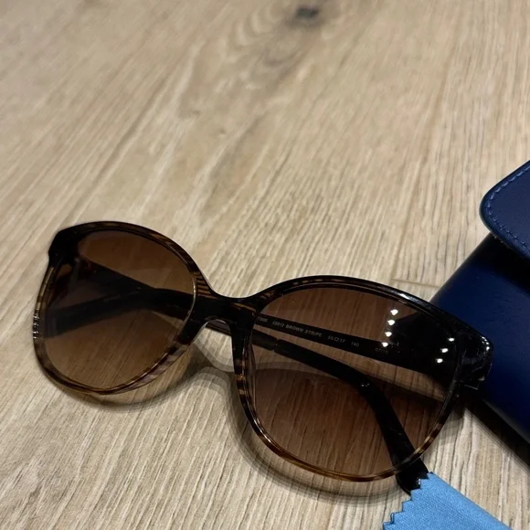 Draper James Brown Sunglasses (DJ7005) with Case - Picture 2 of 5